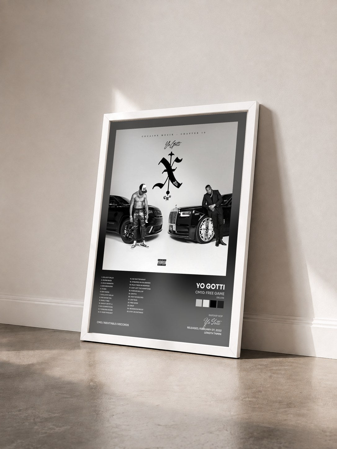 #blanc Tableau de l'album CM10: Free Game (Deluxe) de Yo Gotti vu de trois quarts, cadre blanc