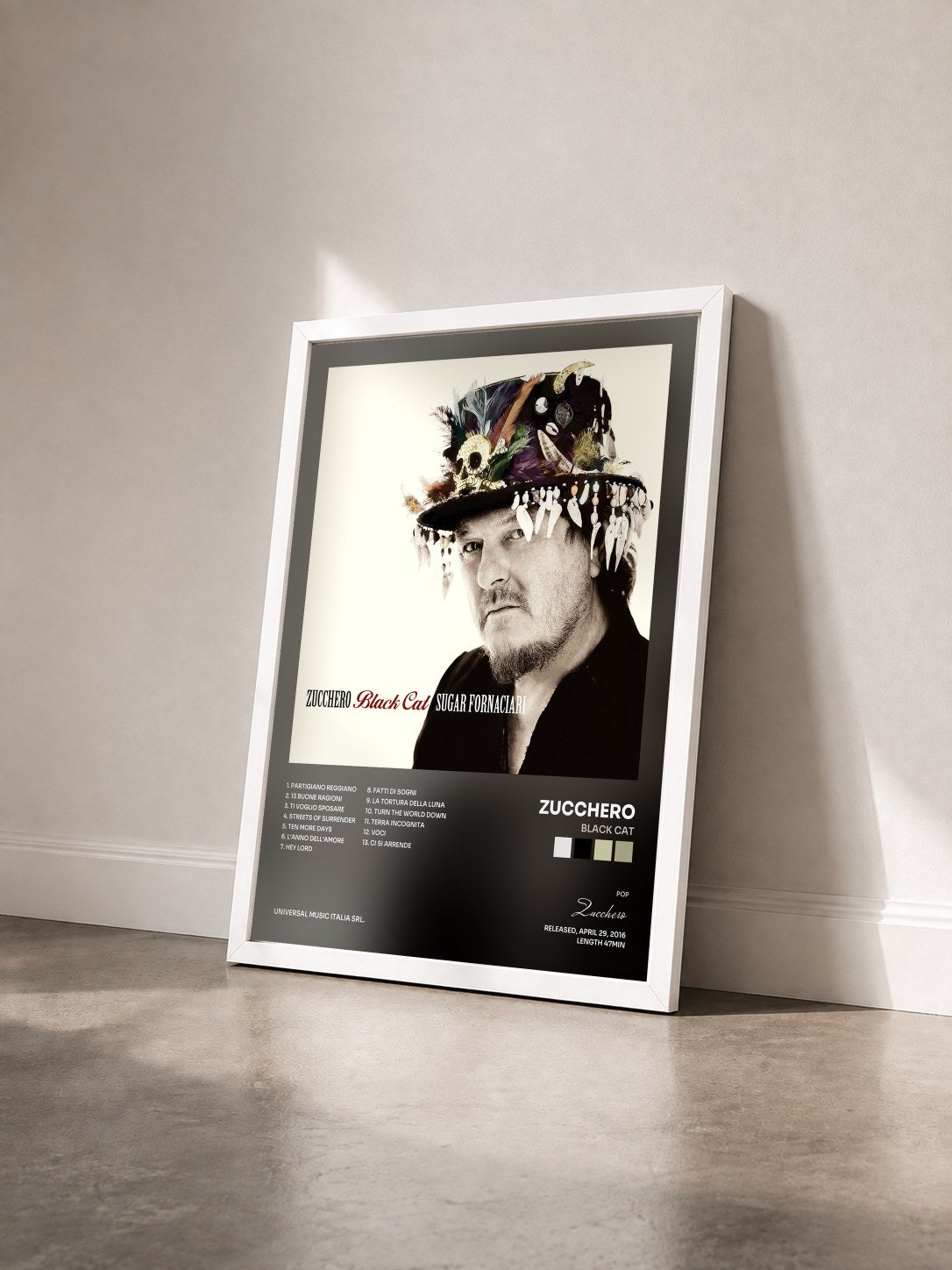 #blanc Tableau de l'album Black Cat de Zucchero vu de trois quarts, cadre blanc