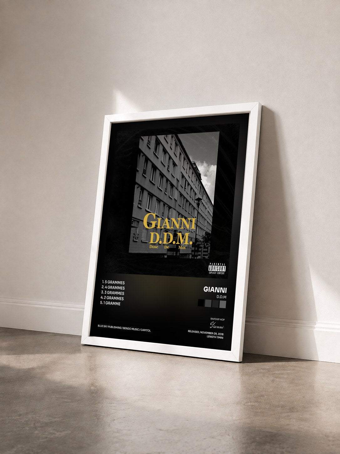 #blanc Tableau de l'album D.D.M de Gianni vu de trois quarts, cadre blanc