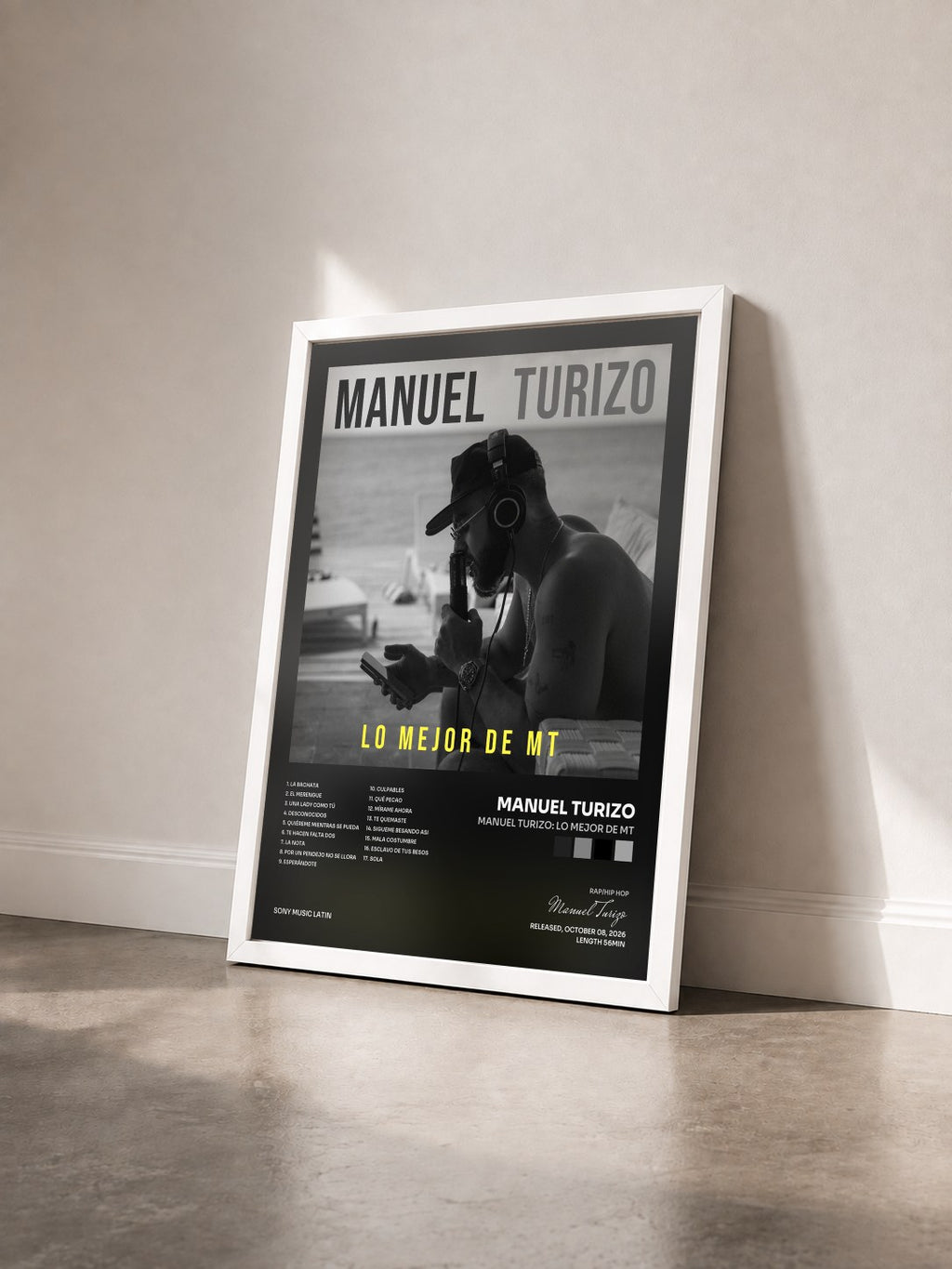 #blanc Tableau de l'album Manuel Turizo: Lo Mejor de MT de Manuel Turizo vu de trois quarts, cadre blanc