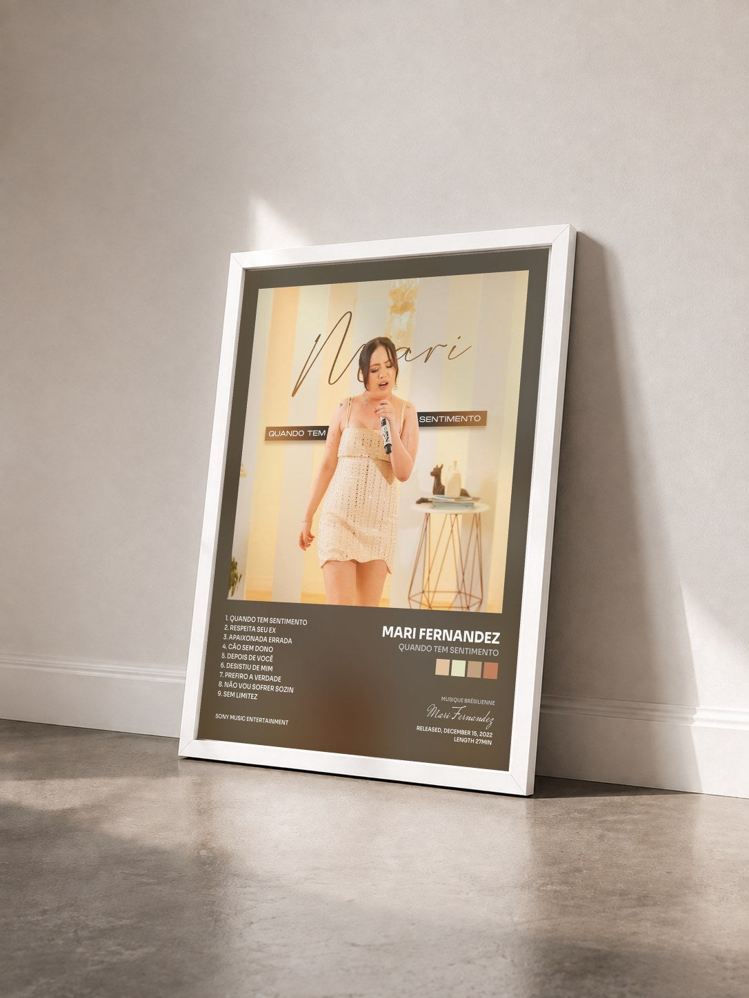 #blanc Tableau de l'album Quando Tem Sentimento de Mari Fernandez vu de trois quarts, cadre blanc