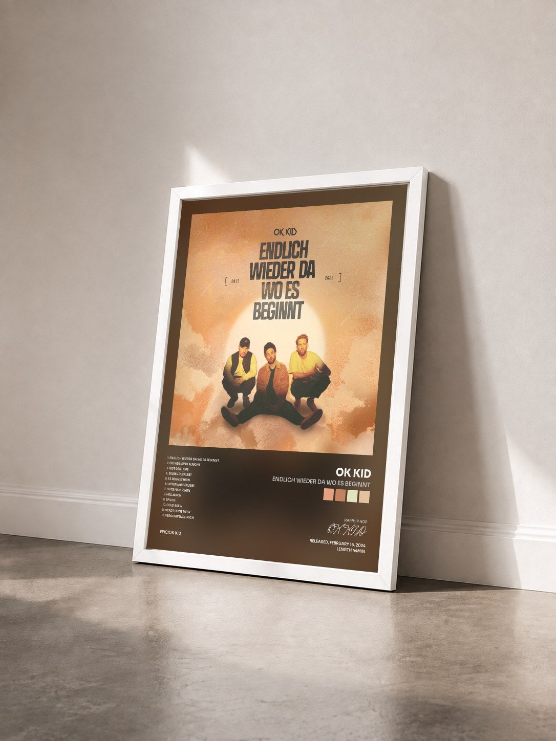 #blanc Tableau de l'album Endlich wieder da wo es beginnt de OK KID vu de trois quarts, cadre blanc