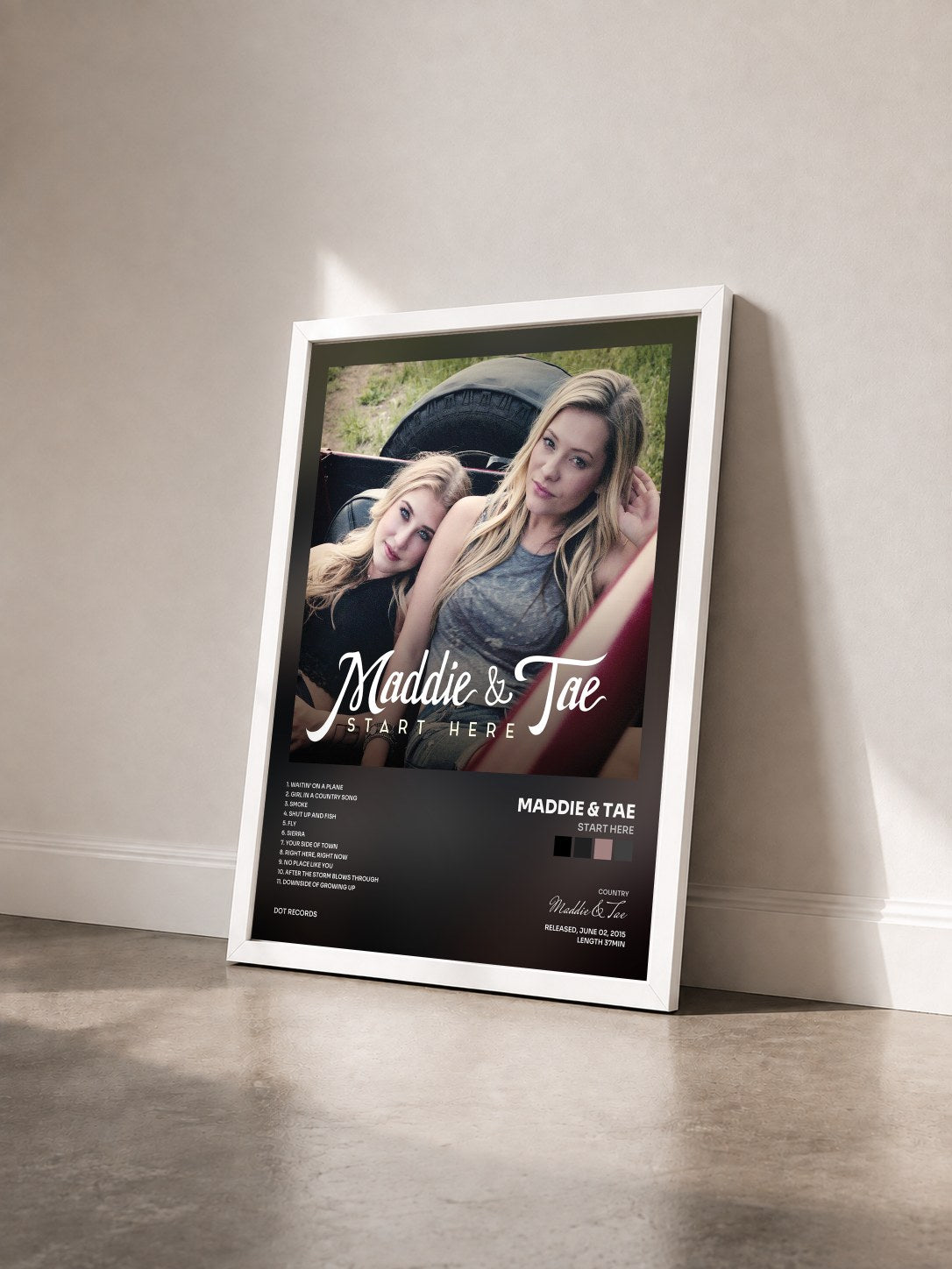 #blanc Tableau de l'album Start Here de Maddie & Tae vu de trois quarts, cadre blanc