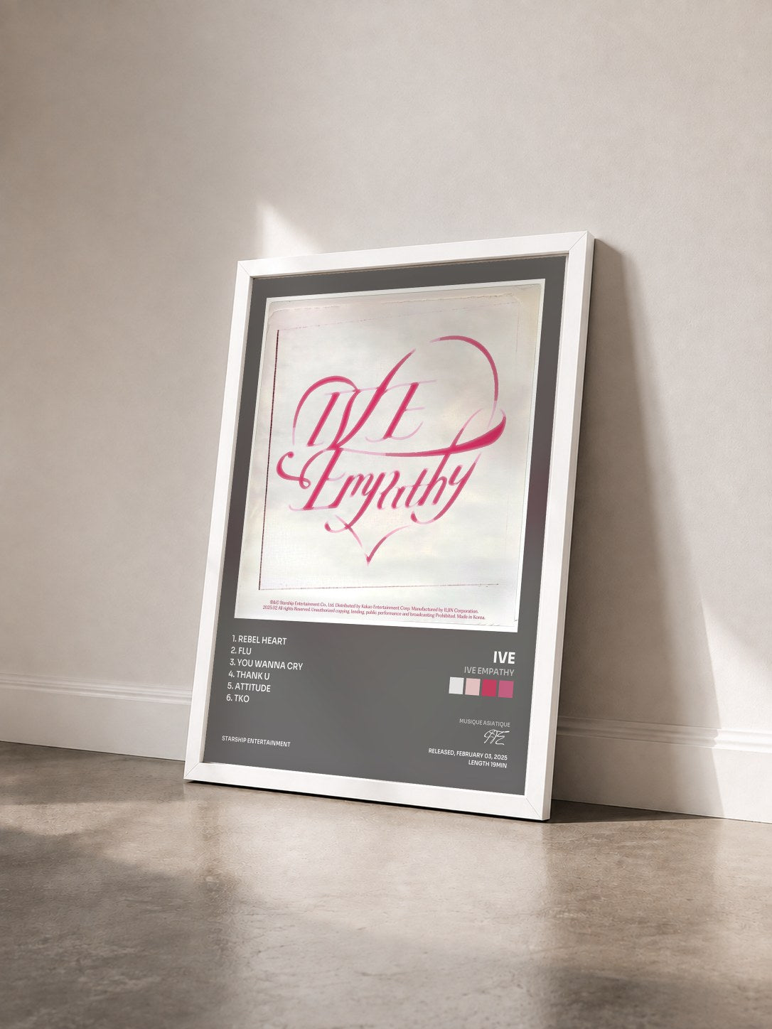 #blanc Tableau de l'album IVE EMPATHY de IVE vu de trois quarts, cadre blanc