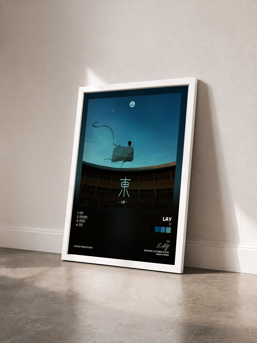 #blanc Tableau de l'album 東 de LAY vu de trois quarts, cadre blanc