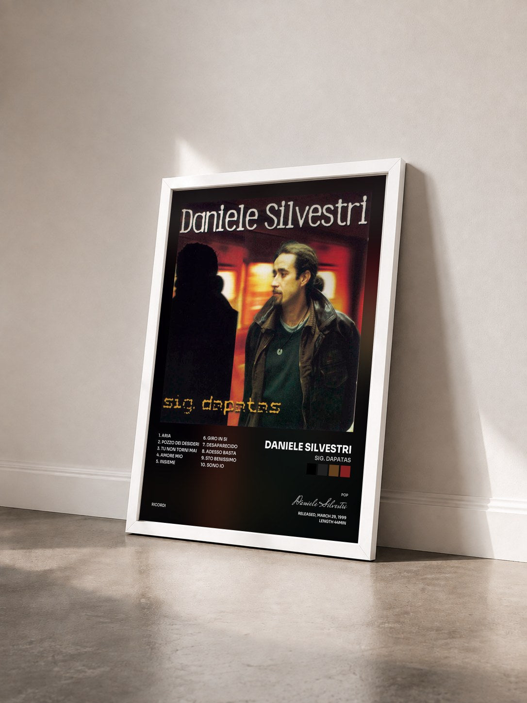 #blanc Tableau de l'album Sig. Dapatas de Daniele Silvestri vu de trois quarts, cadre blanc