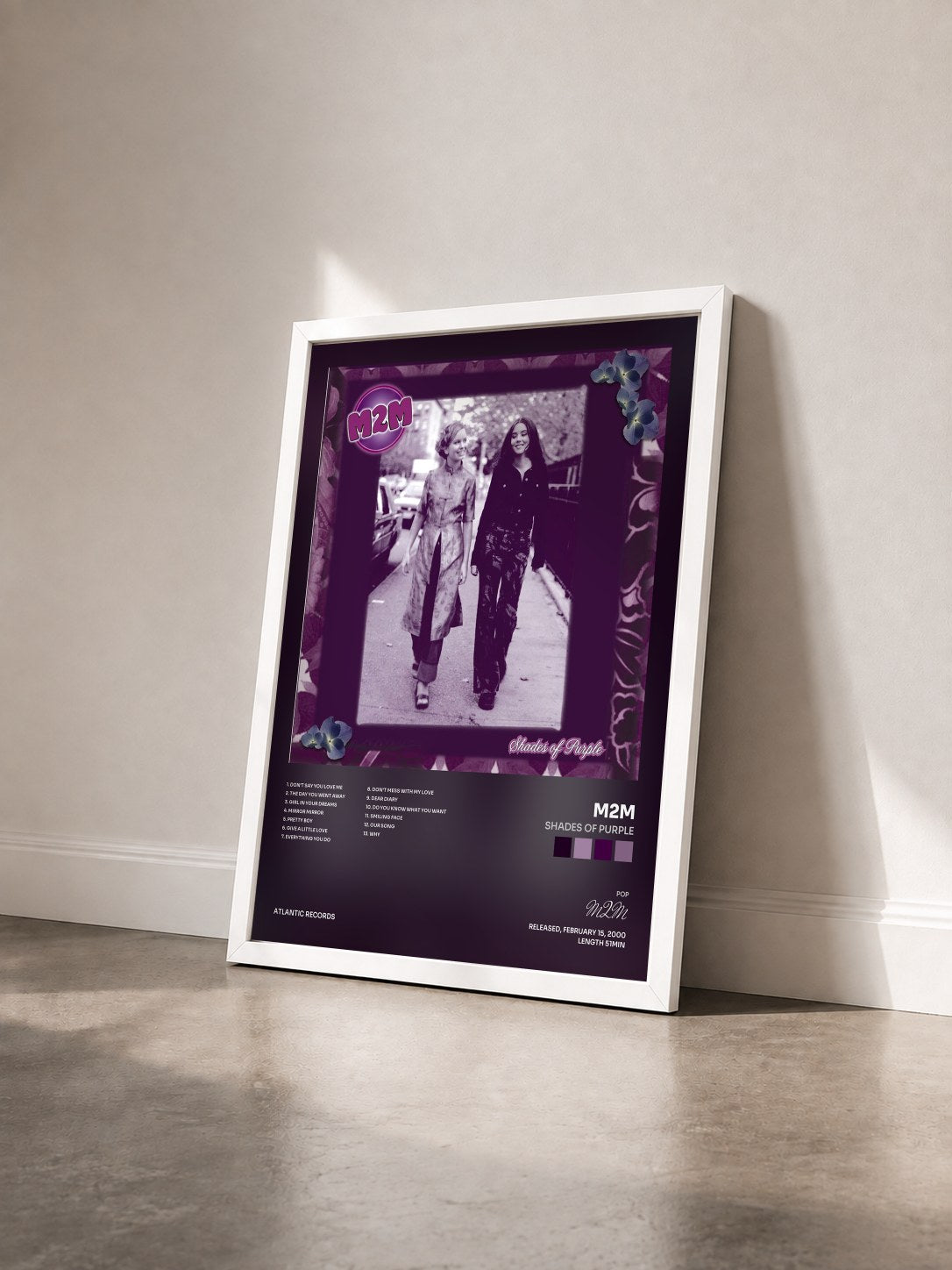 #blanc Tableau de l'album Shades of Purple de M2M vu de trois quarts, cadre blanc