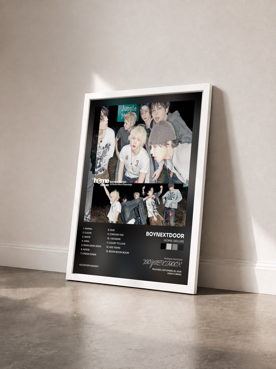 #blanc Tableau de l'album HOME: DELUXE de BOYNEXTDOOR vu de trois quarts, cadre blanc