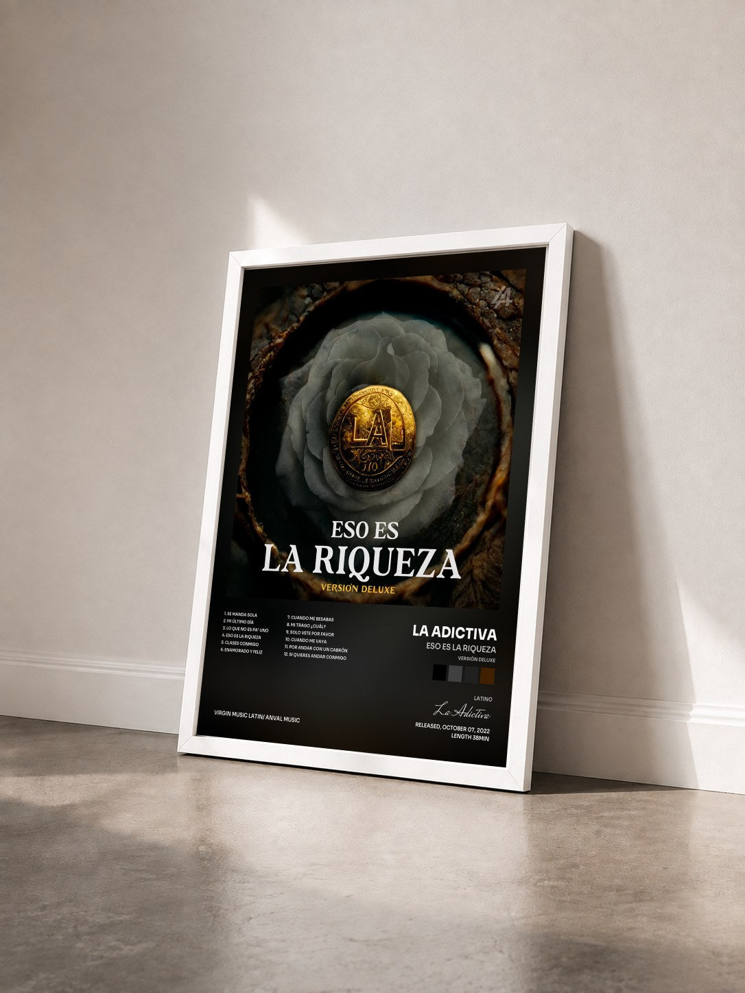 #blanc Tableau de l'album Eso Es La Riqueza (Versión Deluxe) de La Adictiva vu de trois quarts, cadre blanc