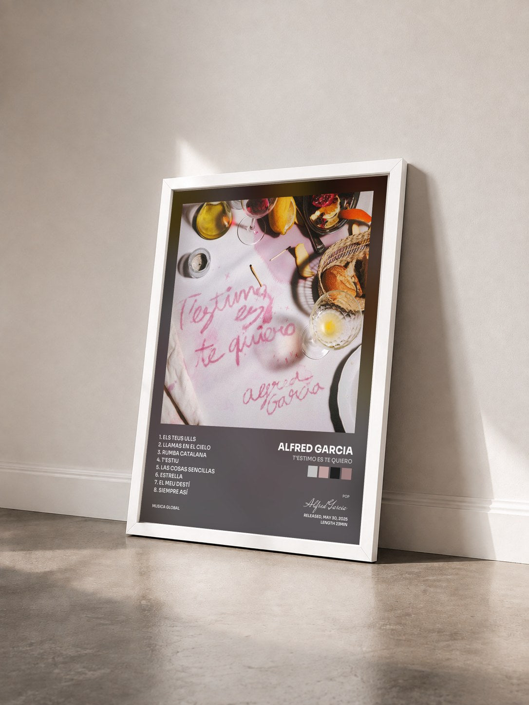 #blanc Tableau de l'album T'estimo es te quiero de Alfred Garcia vu de trois quarts, cadre blanc
