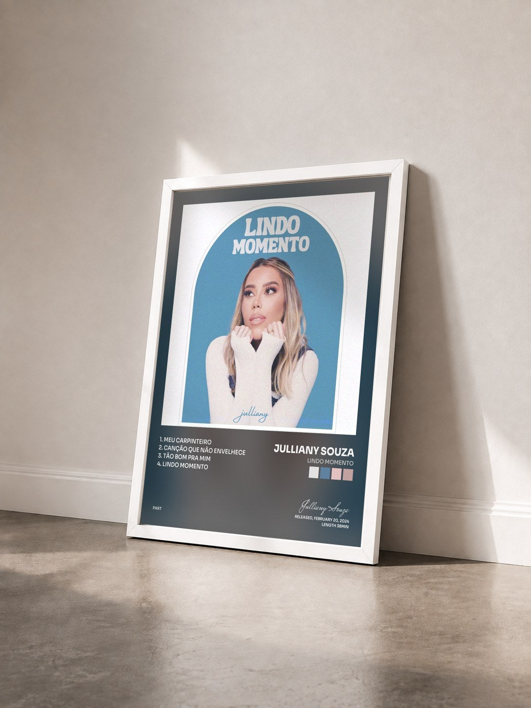#blanc Tableau de l'album Lindo Momento de Julliany Souza vu de trois quarts, cadre blanc