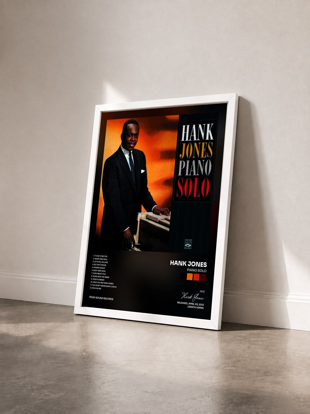 #blanc Tableau de l'album Piano Solo de Hank Jones vu de trois quarts, cadre blanc