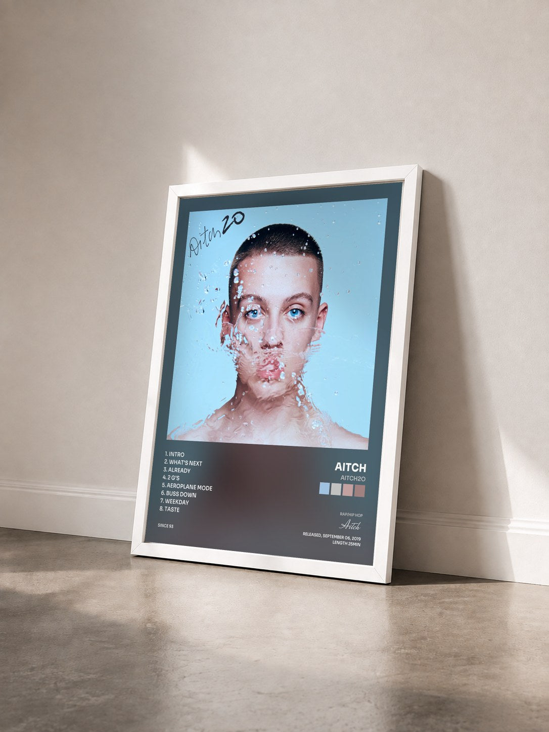 #blanc Tableau de l'album AitcH2O de Aitch vu de trois quarts, cadre blanc
