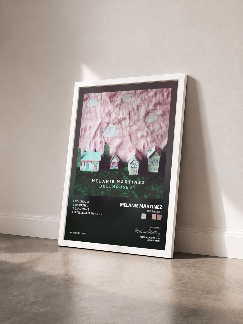 #blanc Tableau de l'album Dollhouse de Melanie Martinez vu de trois quarts, cadre blanc