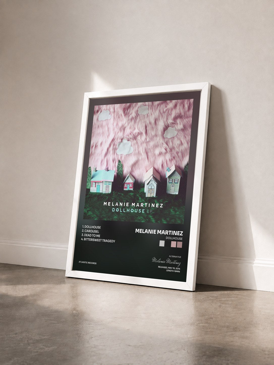 #blanc Tableau de l'album Dollhouse de Melanie Martinez vu de trois quarts, cadre blanc