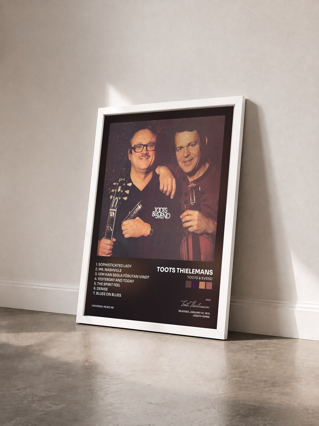 #blanc Tableau de l'album Toots & Svend de Toots Thielemans vu de trois quarts, cadre blanc