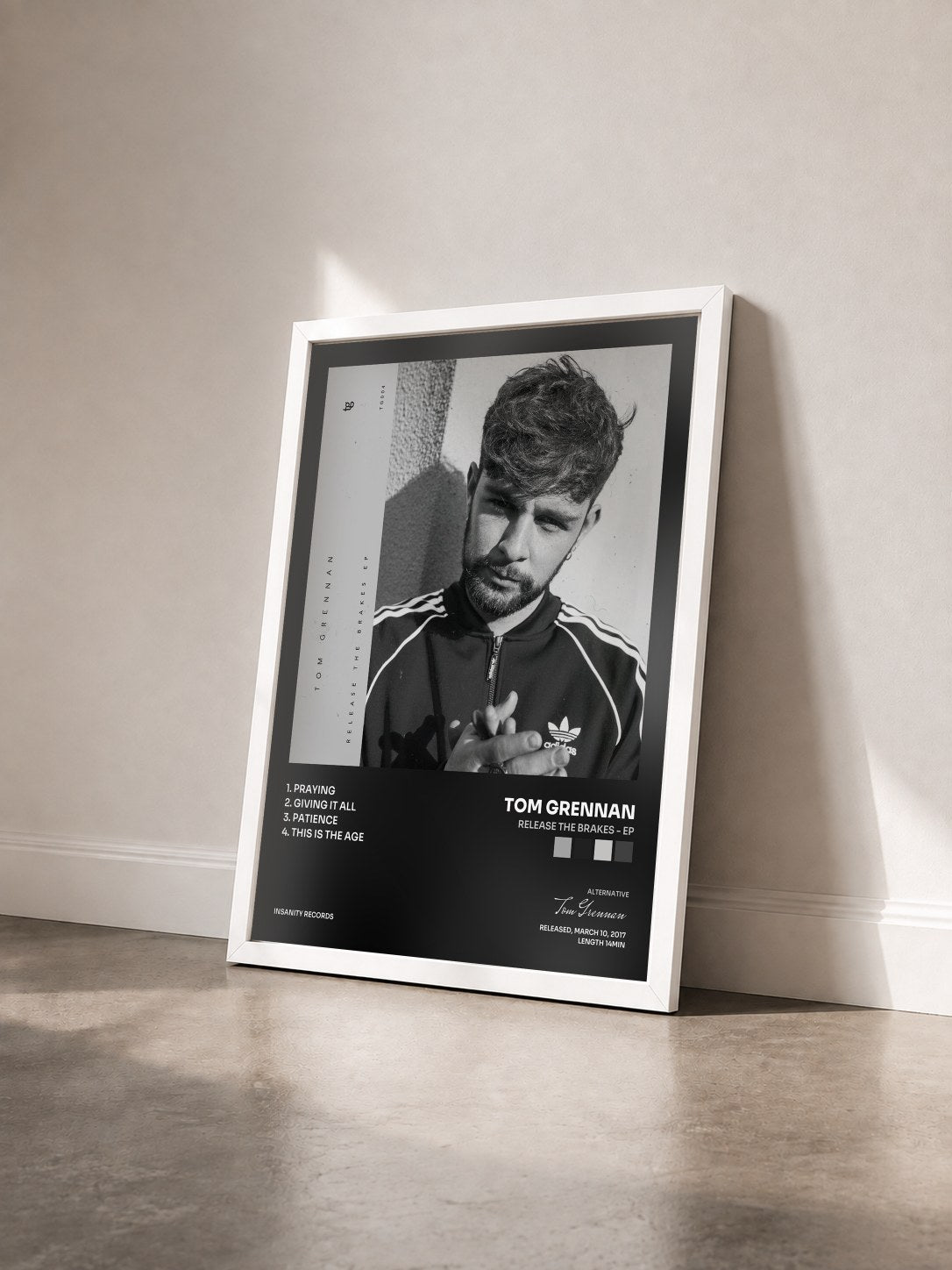 #blanc Tableau de l'album Release the Brakes - EP de Tom Grennan vu de trois quarts, cadre blanc