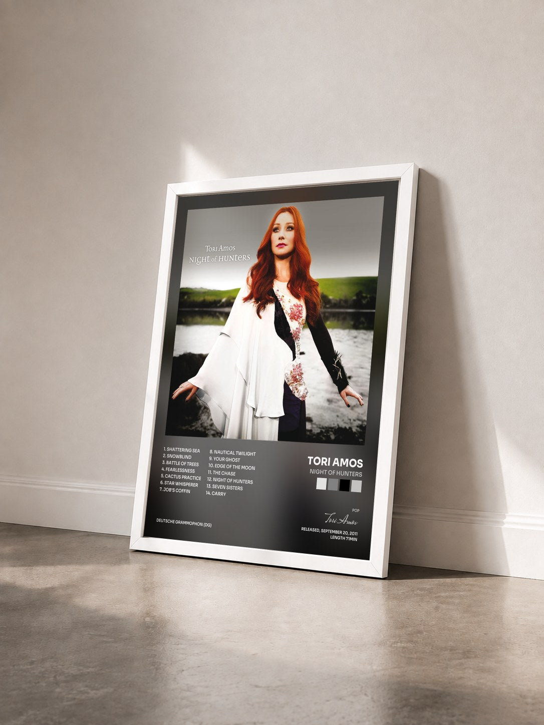 #blanc Tableau de l'album Night Of Hunters de Tori Amos vu de trois quarts, cadre blanc