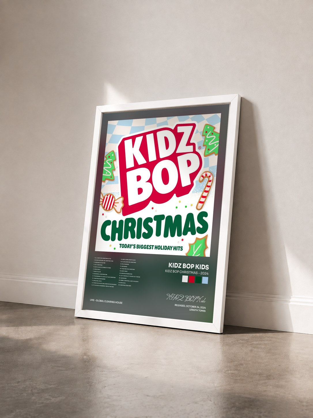 #blanc Tableau de l'album KIDZ BOP Christmas - 2024 de KIDZ BOP Kids vu de trois quarts, cadre blanc