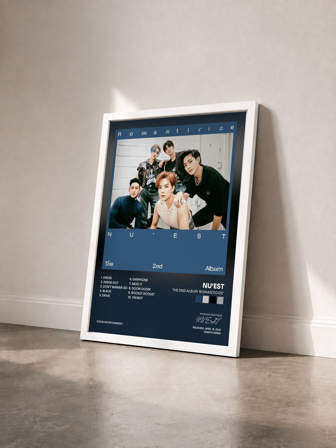 #blanc Tableau de l'album The 2nd Album ‘Romanticize’ de NU'EST vu de trois quarts, cadre blanc