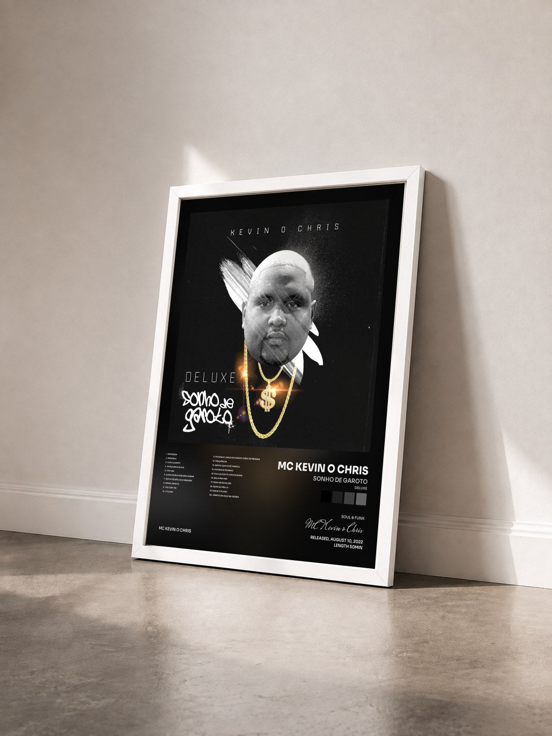 #blanc Tableau de l'album Sonho de Garoto (Deluxe) de MC Kevin o Chris vu de trois quarts, cadre blanc