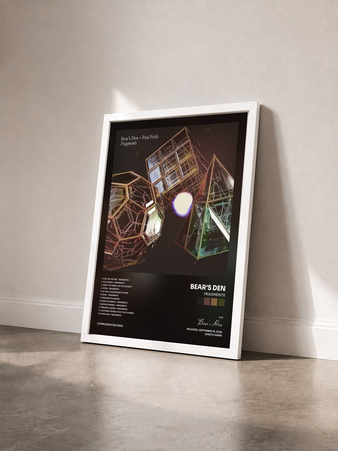 #blanc Tableau de l'album Fragments de Bear's Den vu de trois quarts, cadre blanc