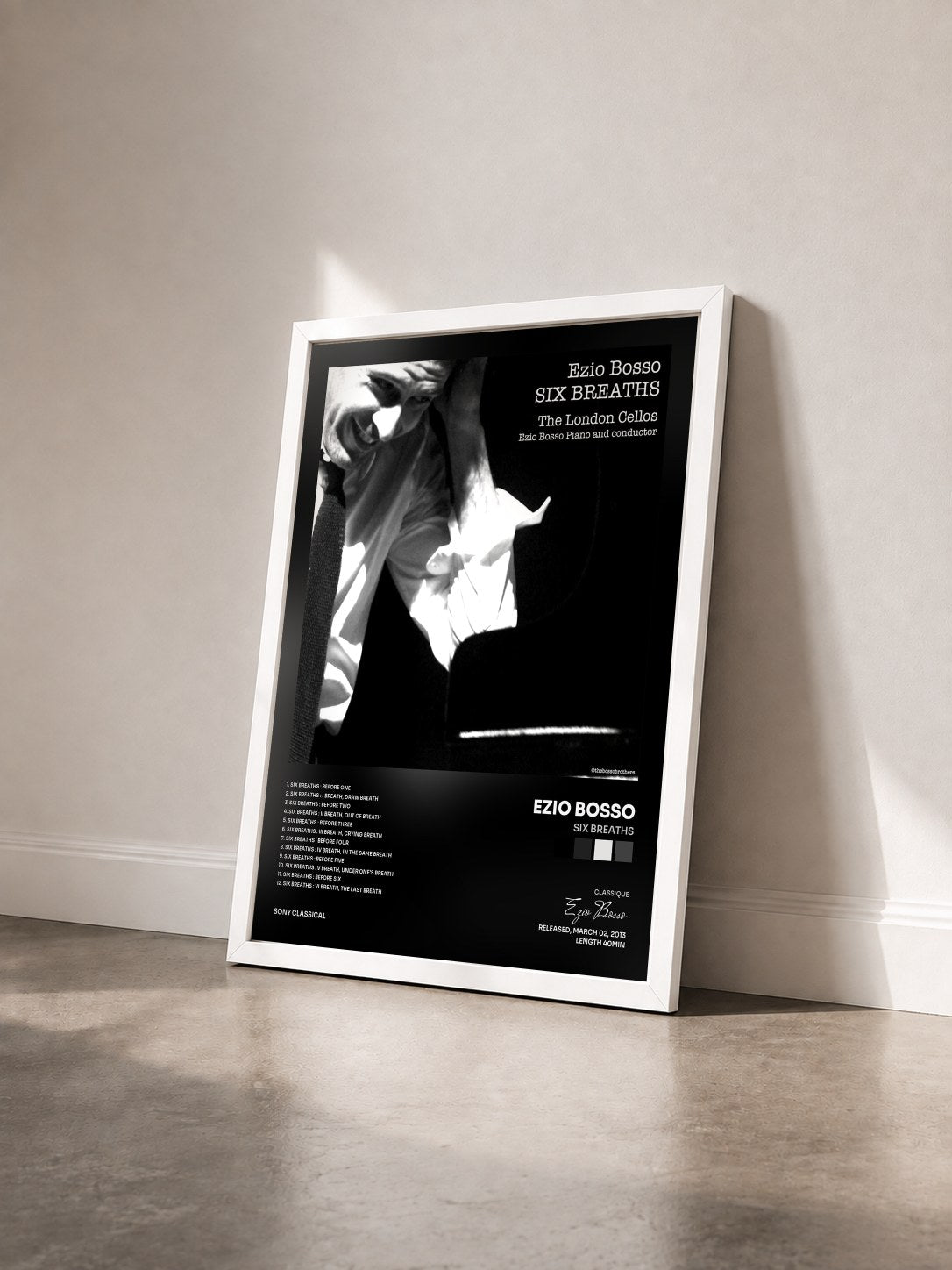 #blanc Tableau de l'album Six Breaths de Ezio Bosso vu de trois quarts, cadre blanc