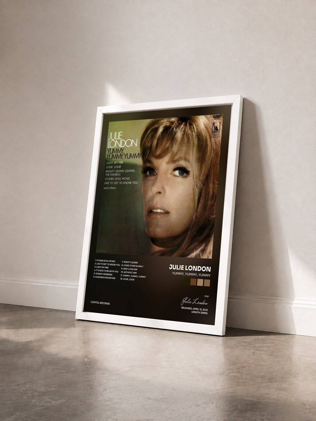 #blanc Tableau de l'album Yummy, Yummy, Yummy de Julie London vu de trois quarts, cadre blanc