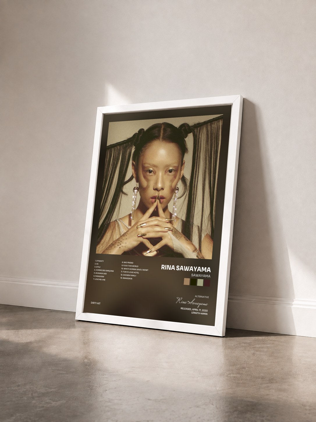 #blanc Tableau de l'album SAWAYAMA de Rina Sawayama vu de trois quarts, cadre blanc