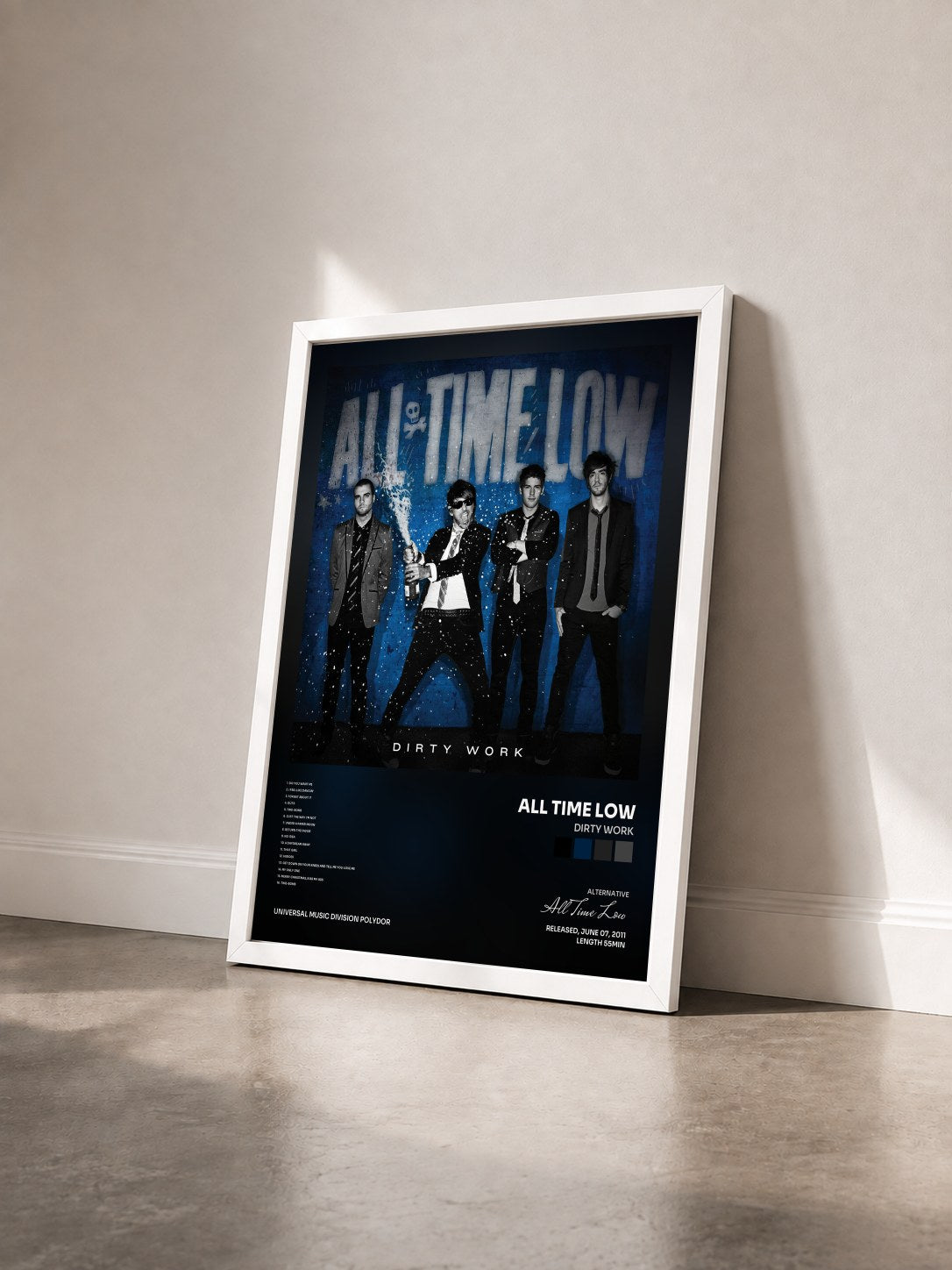 #blanc Tableau de l'album Dirty Work de All Time Low vu de trois quarts, cadre blanc