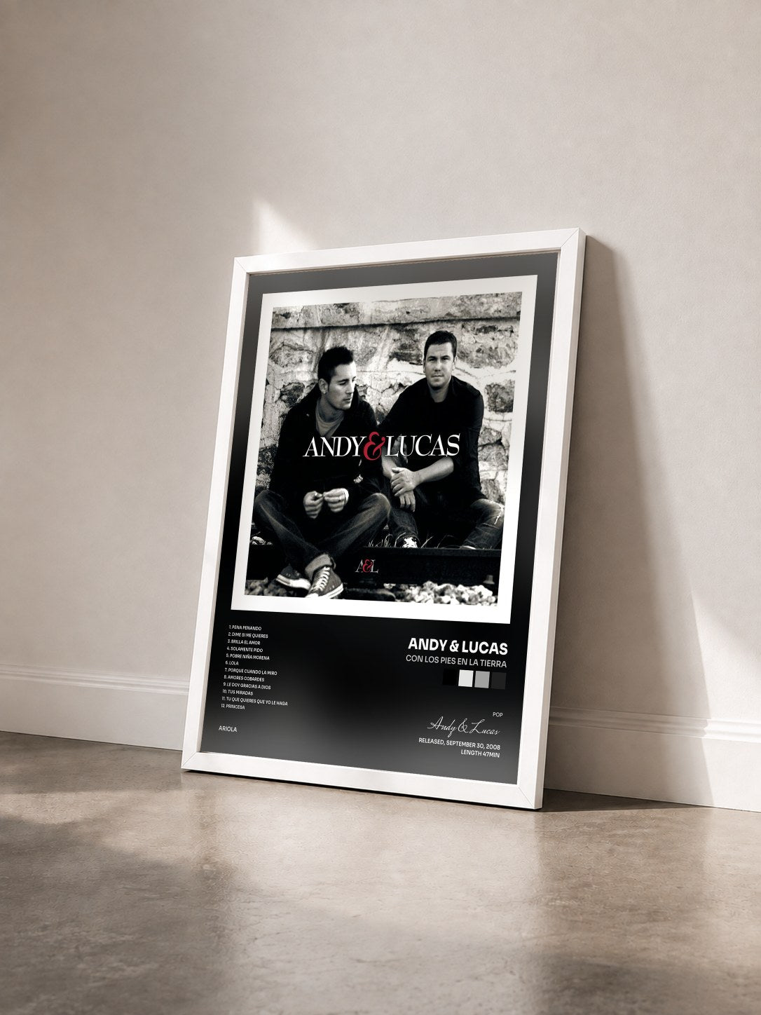 #blanc Tableau de l'album Con Los Pies En La Tierra de Andy & Lucas vu de trois quarts, cadre blanc