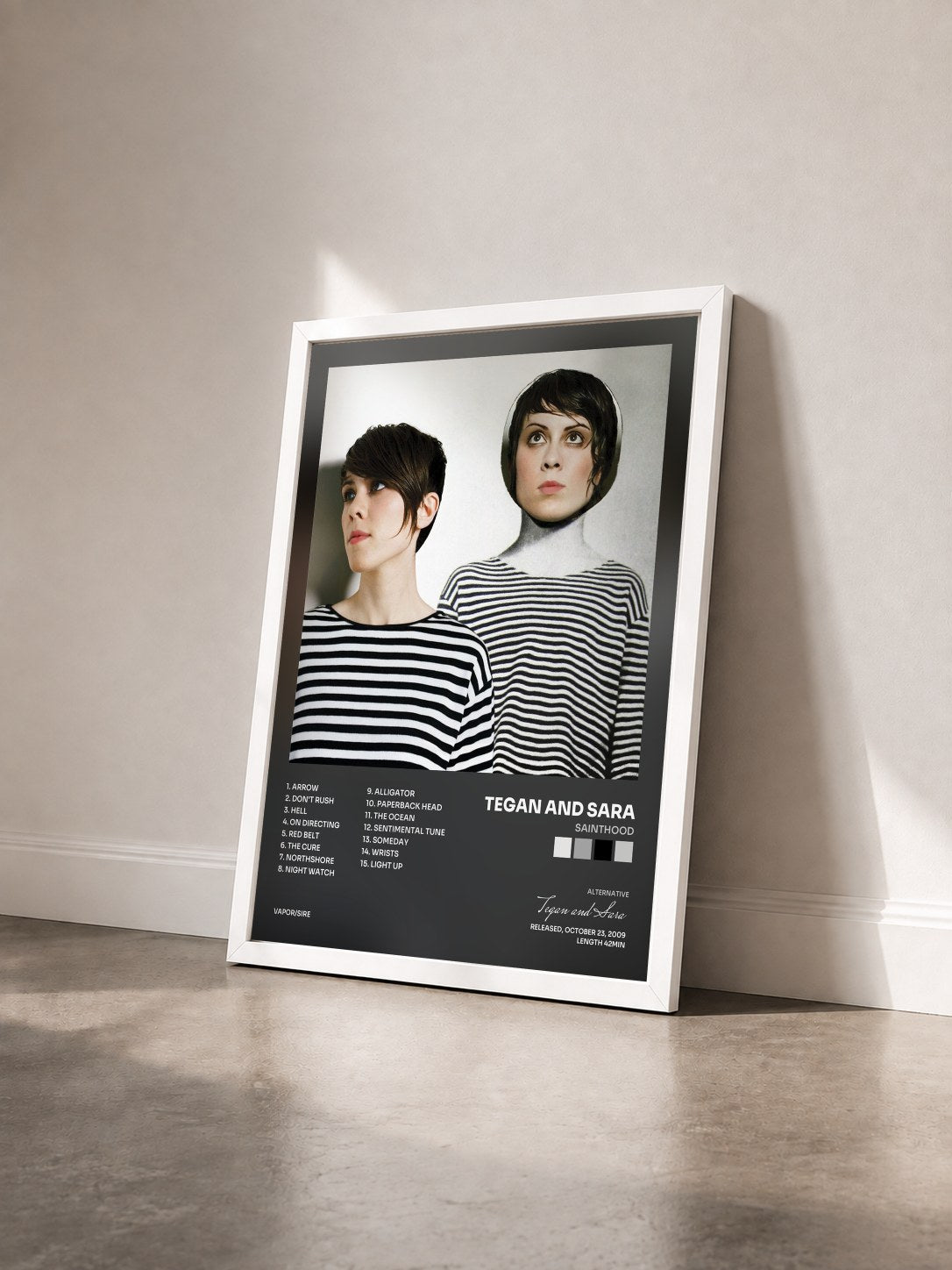 #blanc Tableau de l'album Sainthood de Tegan and Sara vu de trois quarts, cadre blanc