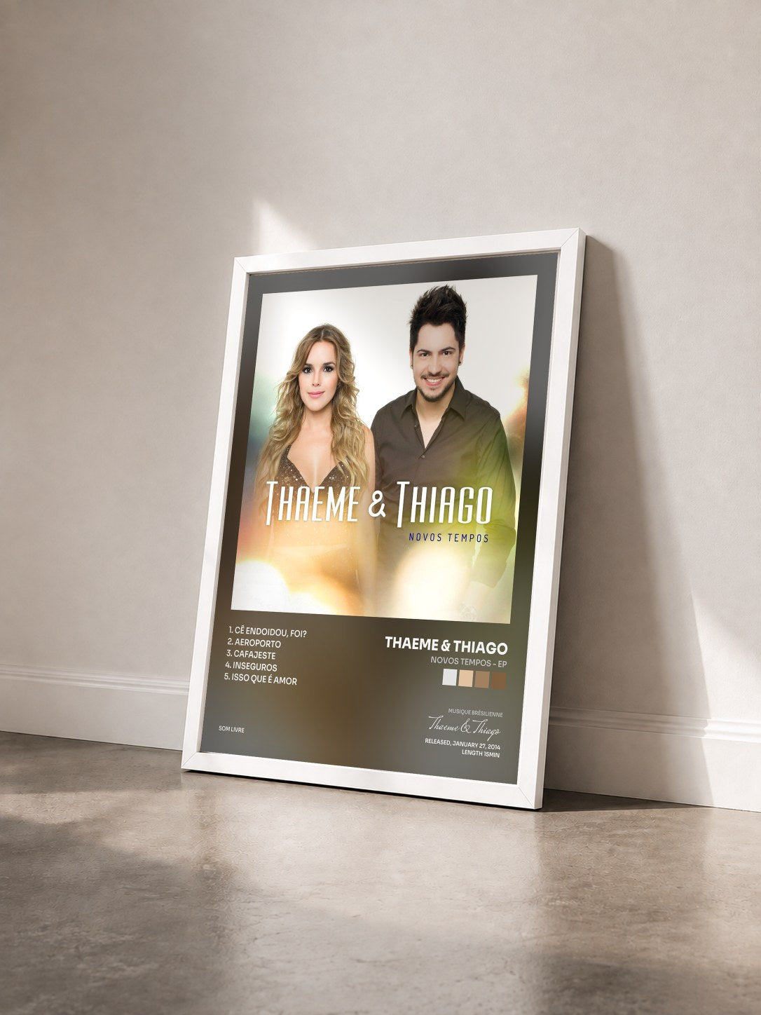 #blanc Tableau de l'album Novos Tempos - EP de Thaeme & Thiago vu de trois quarts, cadre blanc