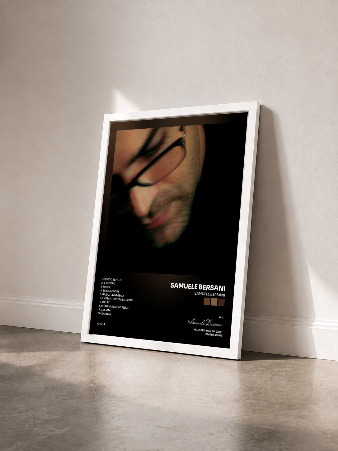 #blanc Tableau de l'album Samuele Bersani de Samuele Bersani vu de trois quarts, cadre blanc