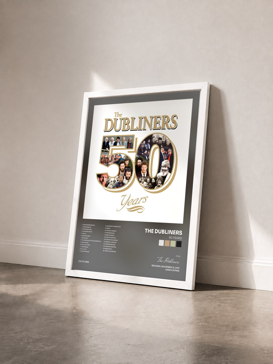#blanc Tableau de l'album 50 Years de The Dubliners vu de trois quarts, cadre blanc