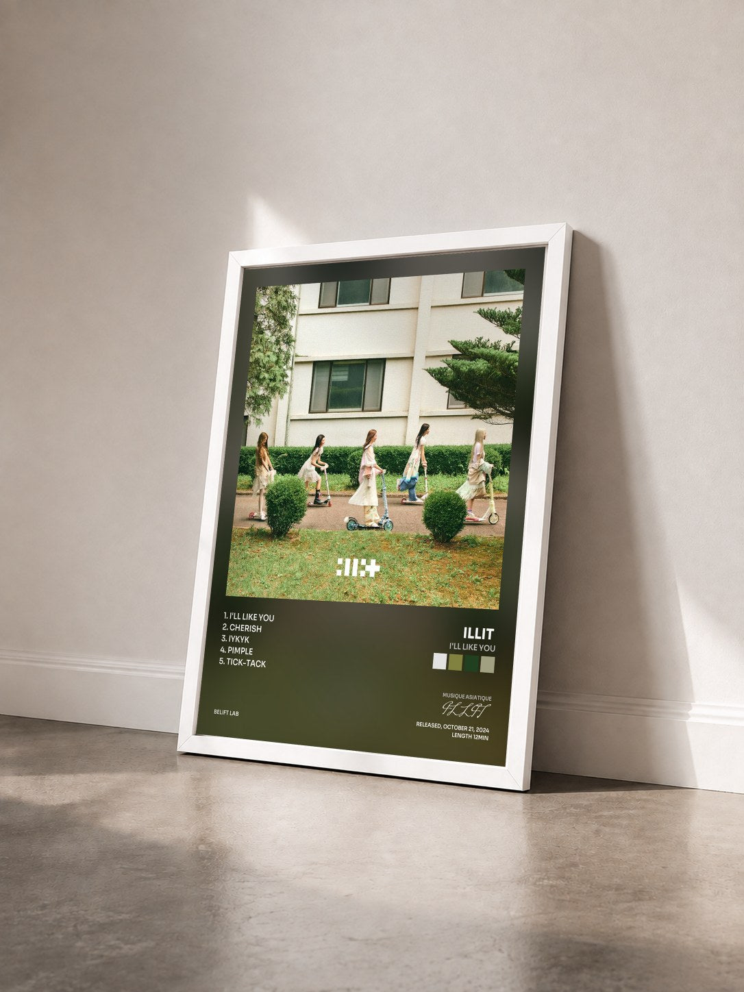 #blanc Tableau de l'album I'LL LIKE YOU de ILLIT  vu de trois quarts, cadre blanc