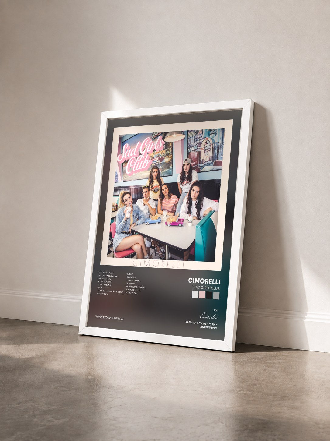 #blanc Tableau de l'album Sad Girls Club de Cimorelli vu de trois quarts, cadre blanc