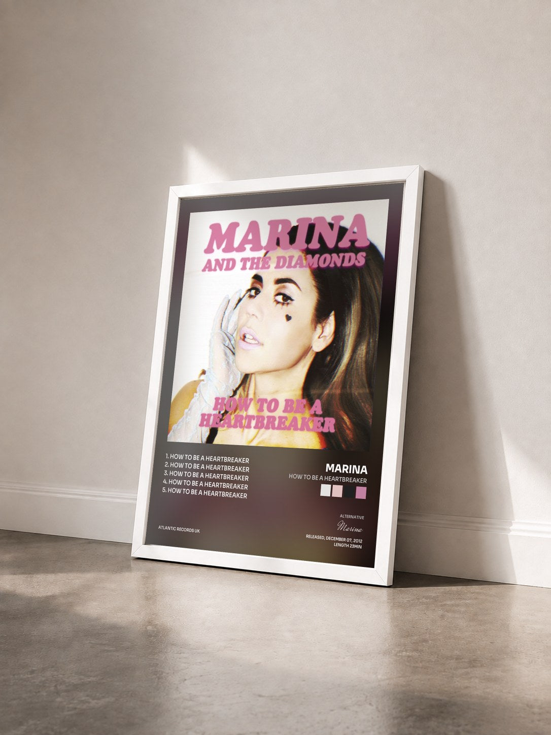 #blanc Tableau de l'album How to Be a Heartbreaker de Marina vu de trois quarts, cadre blanc