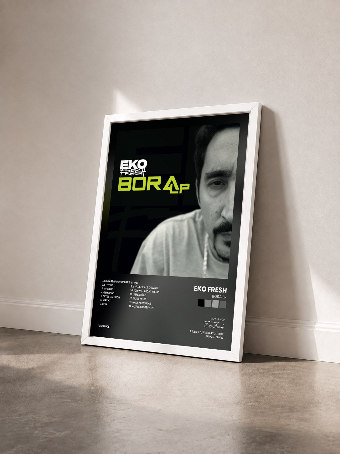 #blanc Tableau de l'album Bora EP de Eko Fresh vu de trois quarts, cadre blanc