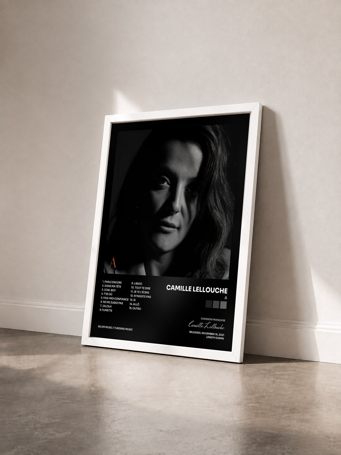 #blanc Tableau de l'album A de Camille Lellouche vu de trois quarts, cadre blanc