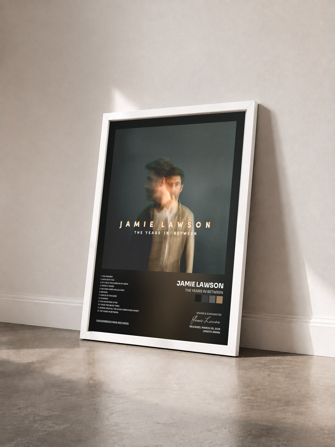 #blanc Tableau de l'album The Years in Between de Jamie Lawson vu de trois quarts, cadre blanc