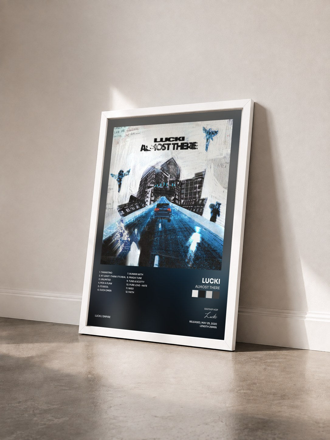 #blanc Tableau de l'album Almost There de Lucki vu de trois quarts, cadre blanc