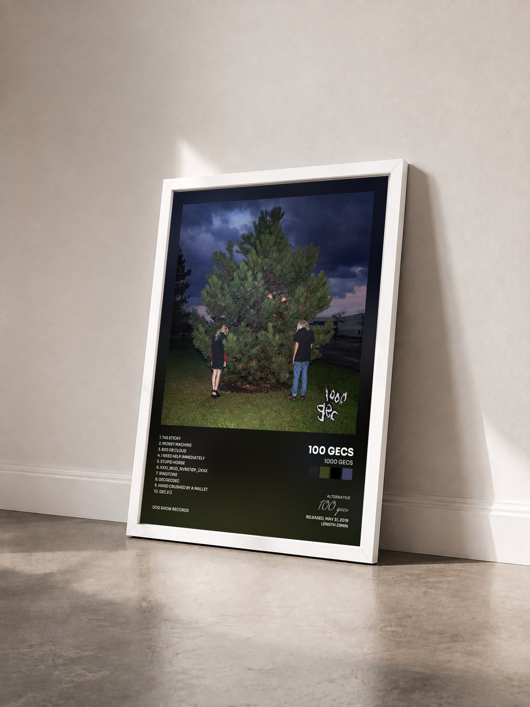 #blanc Tableau de l'album 1000 gecs de 100 gecs vu de trois quarts, cadre blanc