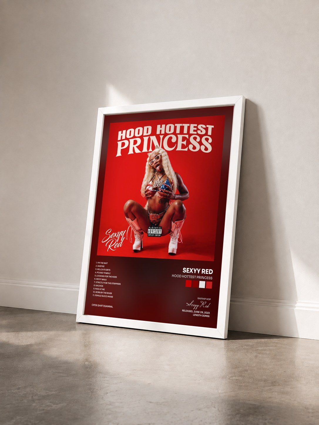 #blanc Tableau de l'album Hood Hottest Princess de Sexyy Red vu de trois quarts, cadre blanc