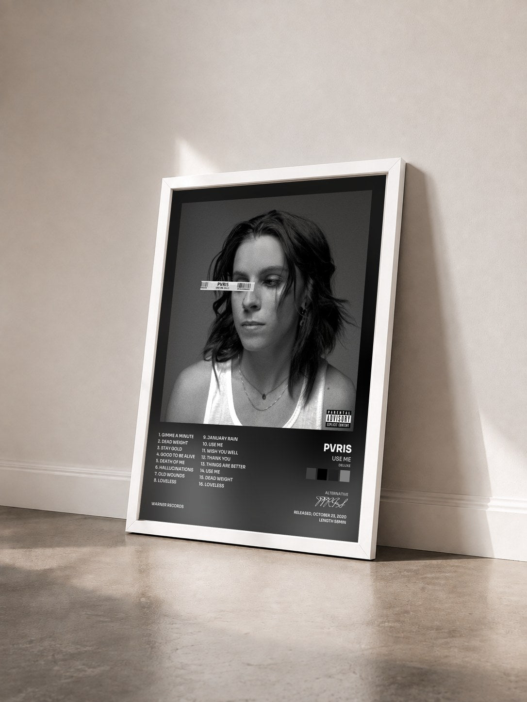 #blanc Tableau de l'album Use Me (Deluxe) de PVRIS vu de trois quarts, cadre blanc