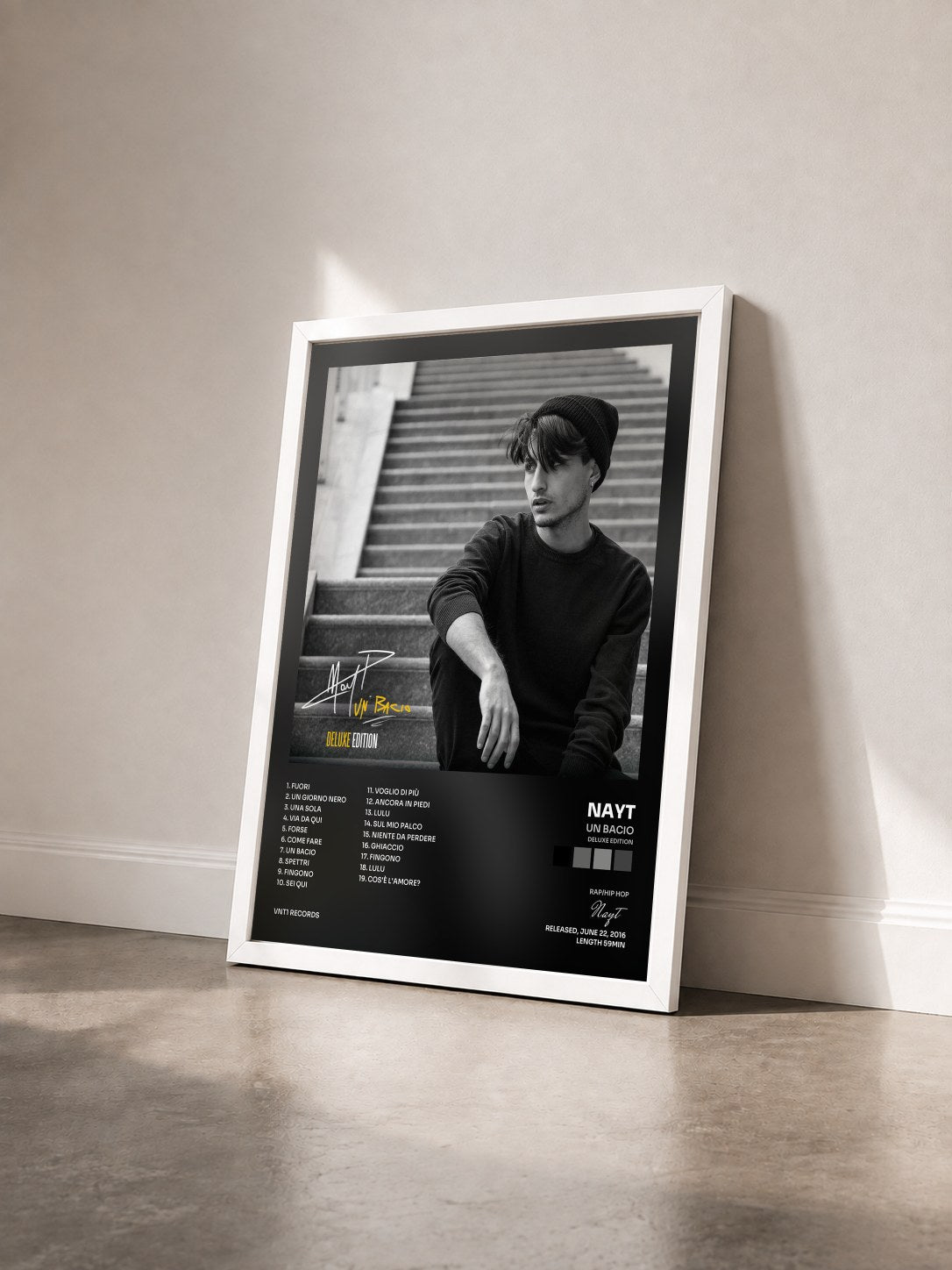 #blanc Tableau de l'album Un bacio (Deluxe Edition) de Nayt vu de trois quarts, cadre blanc