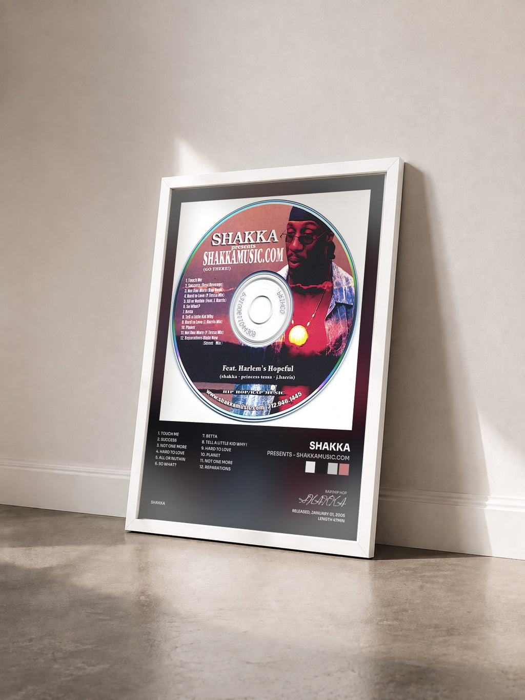#blanc Tableau de l'album presents - SHAKKAMUSIC.COM de SHAKKA vu de trois quarts, cadre blanc