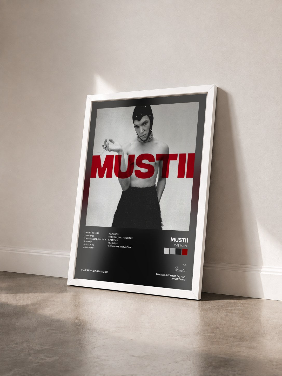 #blanc Tableau de l'album THE MAZE de Mustii vu de trois quarts, cadre blanc