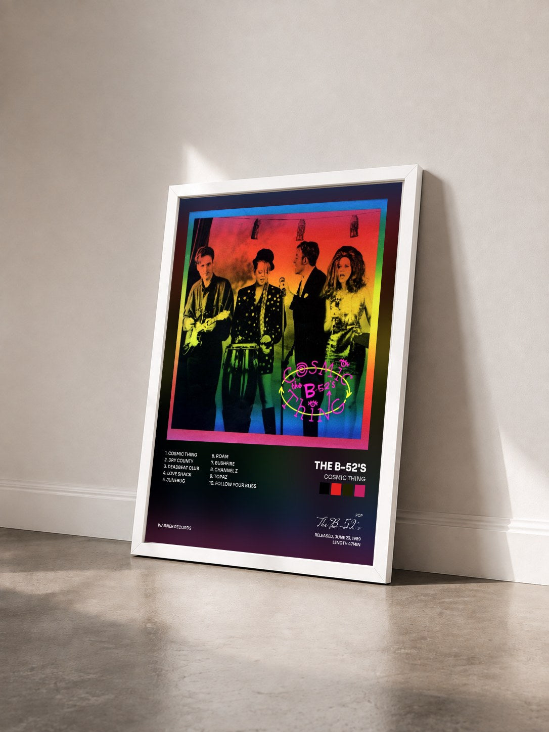 #blanc Tableau de l'album Cosmic Thing de The B-52's vu de trois quarts, cadre blanc
