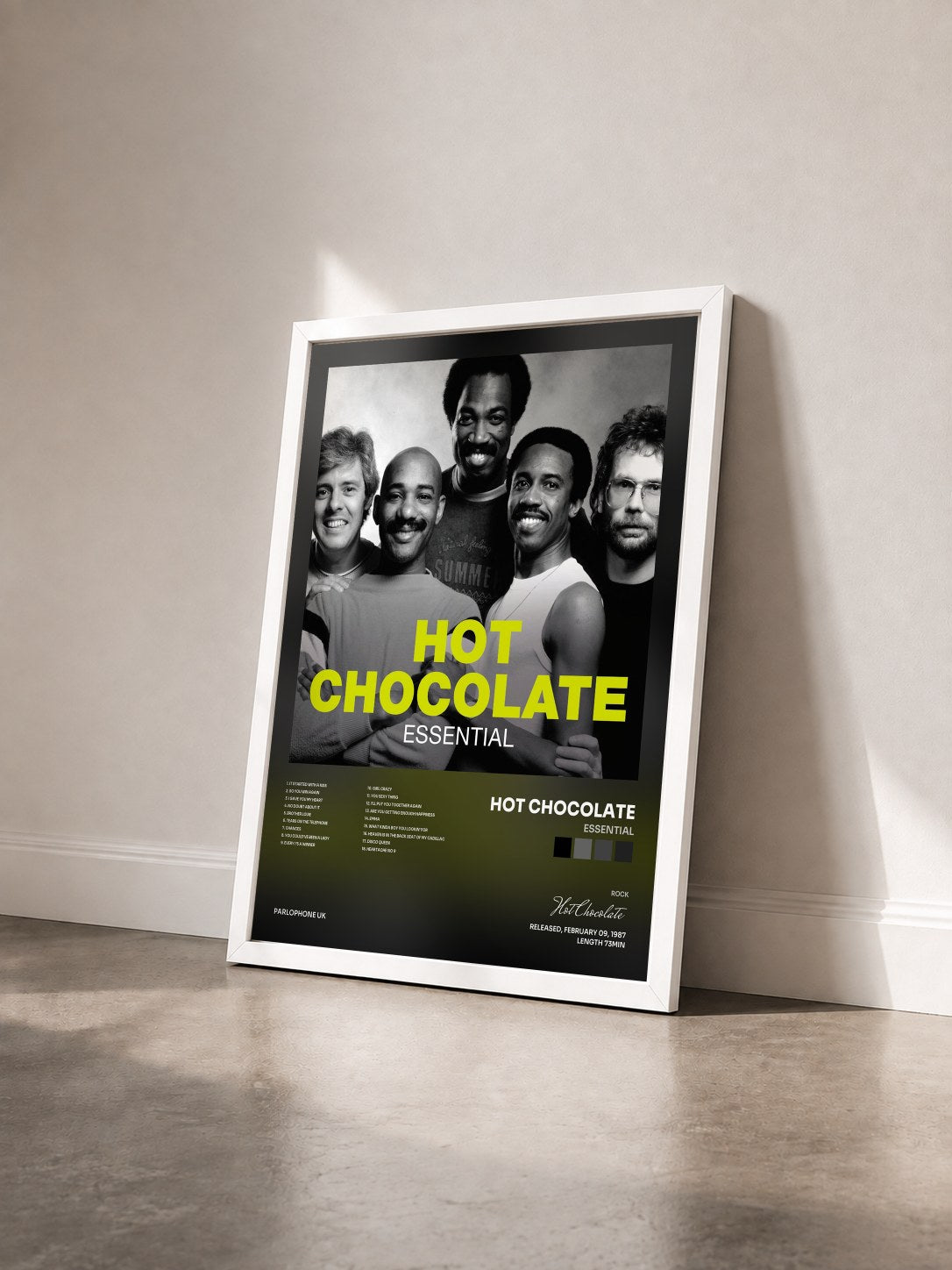 #blanc Tableau de l'album Essential de Hot Chocolate vu de trois quarts, cadre blanc
